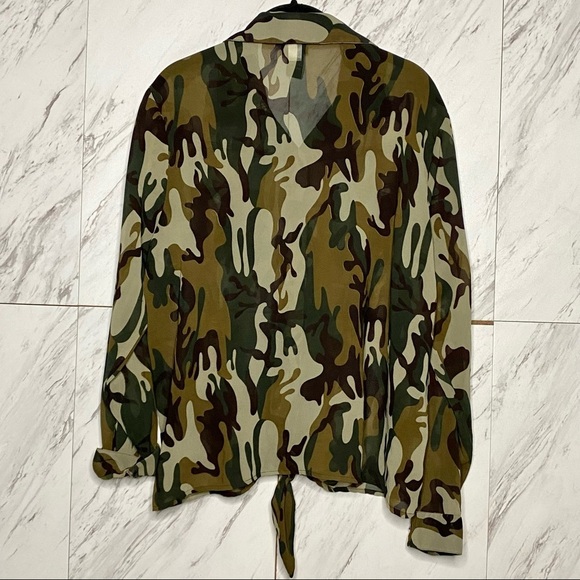 Torrid Camouflage Tie Button Up Shirt Blouse SZ 0 - Picture 4 of 6